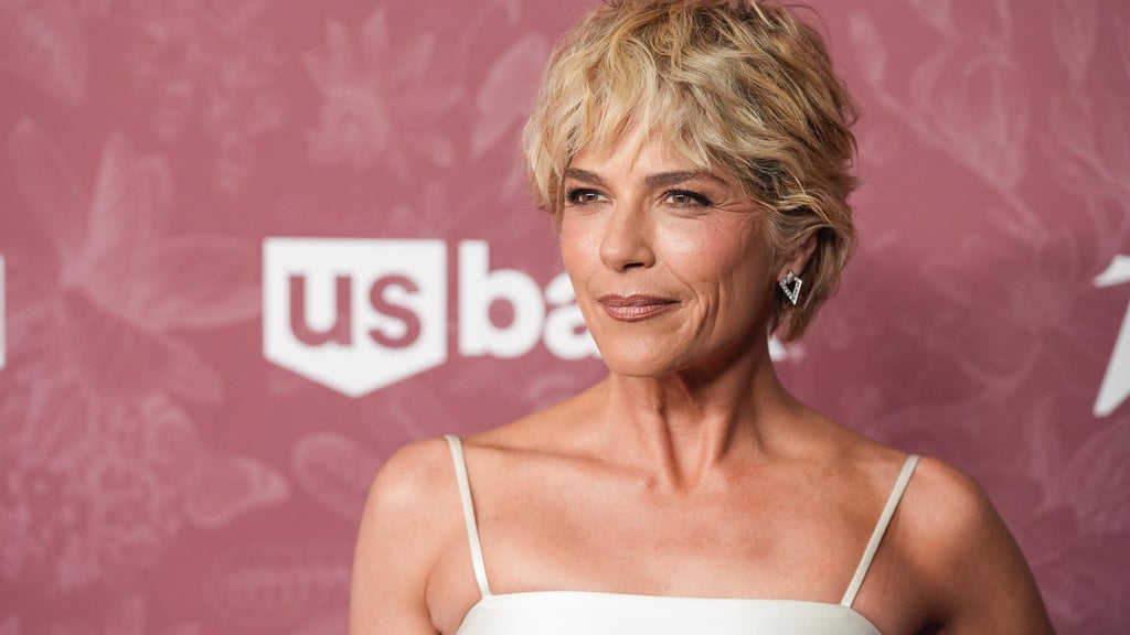 Actress Selma Blair arrested after allegedly biting flight attendant, being restrained on flight from LAX to JFK, source says — CBS Bay Area (KPIX), Nocatee Health news