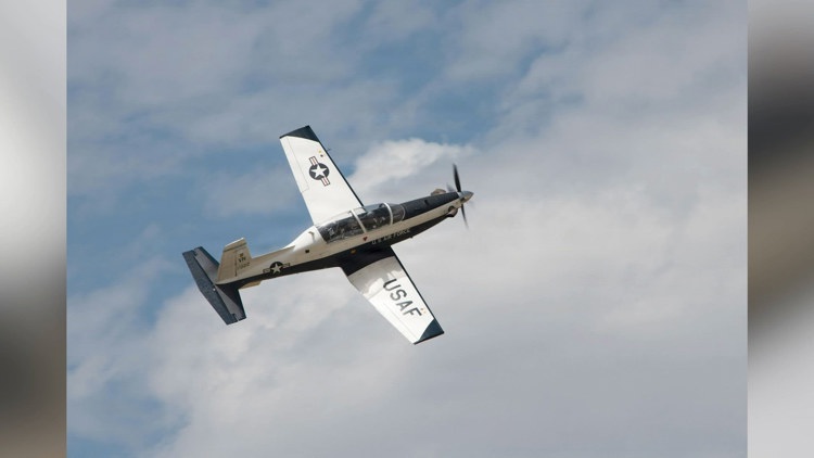 2 Air Force pilots eject from plane near Seguin after problems detected with landing gear, JBSA official says — KENS 5 (San Antonio), Nocatee Community news